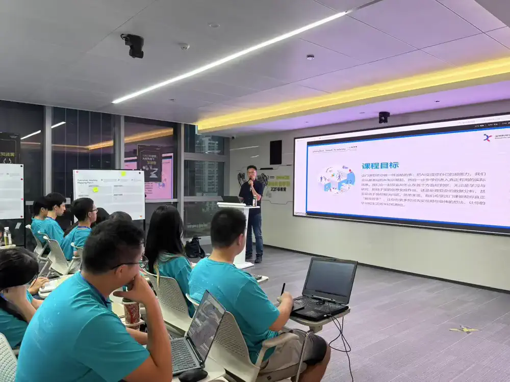 我们的CEO Albert Lee 在AI学习应用培训中 gallery image 4